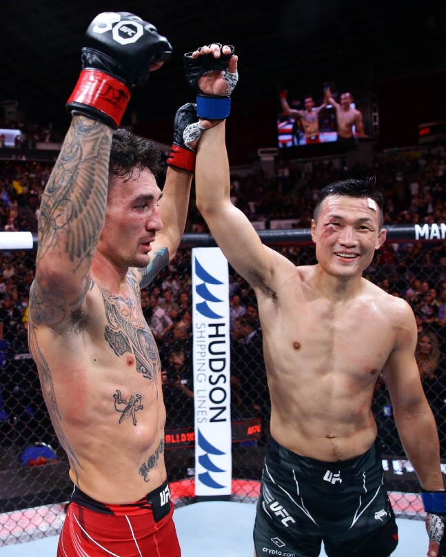 할로웨이(왼쪽)가 승리 후 정찬성의 손을 들어올려주고 있다. /사진=UFC 공식 SNS
