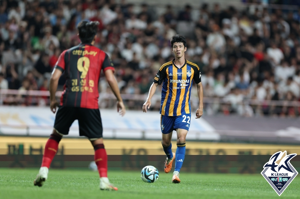 울산 김민혁(오른쪽). /사진=한국프로축구연맹