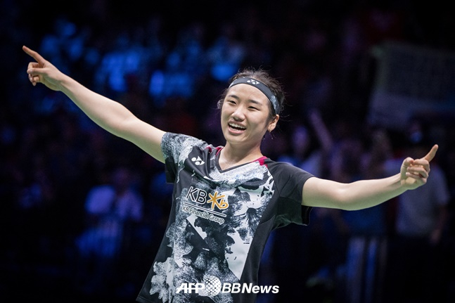 안세영이 27일 카롤리나 마린과 BWF 세계선수권 여자 단식 결승에서 승리한 뒤 기뻐하고 있다. /AFPBBNews=뉴스1