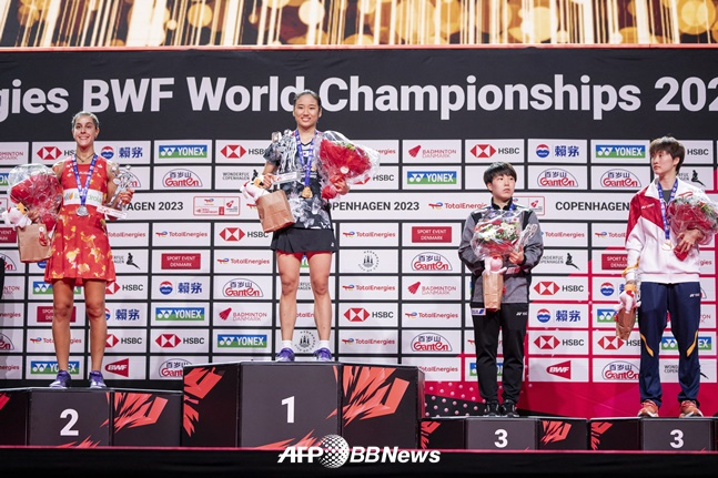 포디움 최상단에서 미소 짓고 있는 안세영(왼쪽에서 2번째). /AFPBBNews=뉴스1