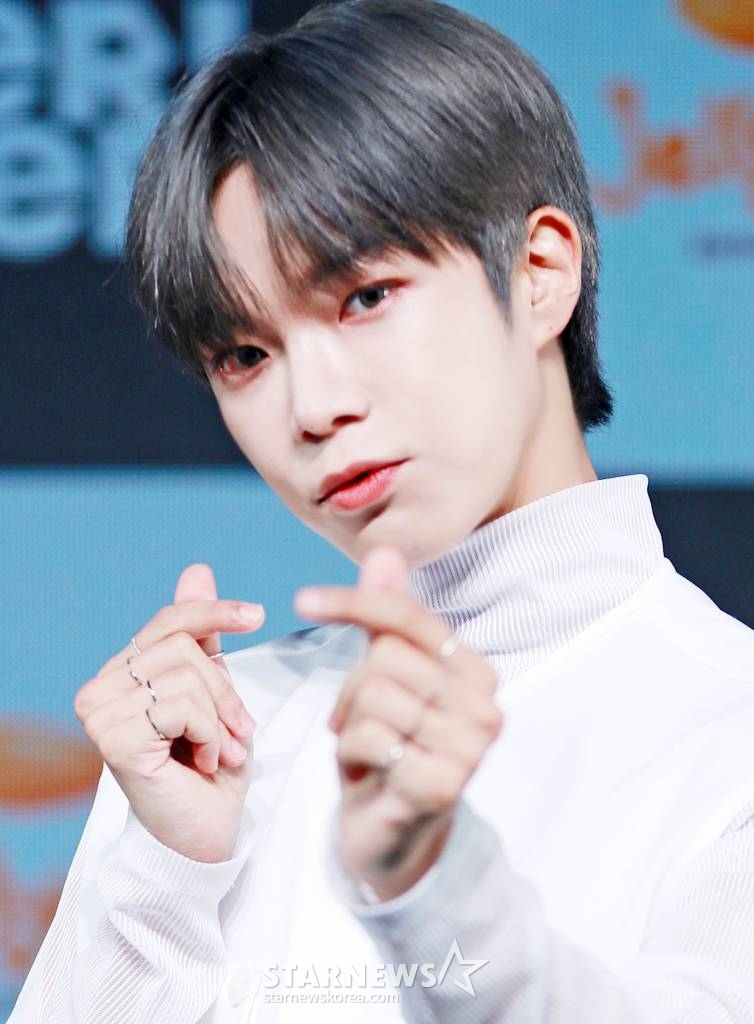 아이돌그룹 베리베리(VERIVERY) 동헌이 23일 오후 온라인으로 진행된 여섯 번째 미니앨범 '시리즈 '오' [라운드2: 홀]'(SERIES 'O' [ROUND 2 : HOLE]) 발매 기념 쇼케이스에서 포즈를 취하고 있다. / 사진제공 = 젤리피쉬엔터테인먼트 /사진=김창현 기자 chmt@