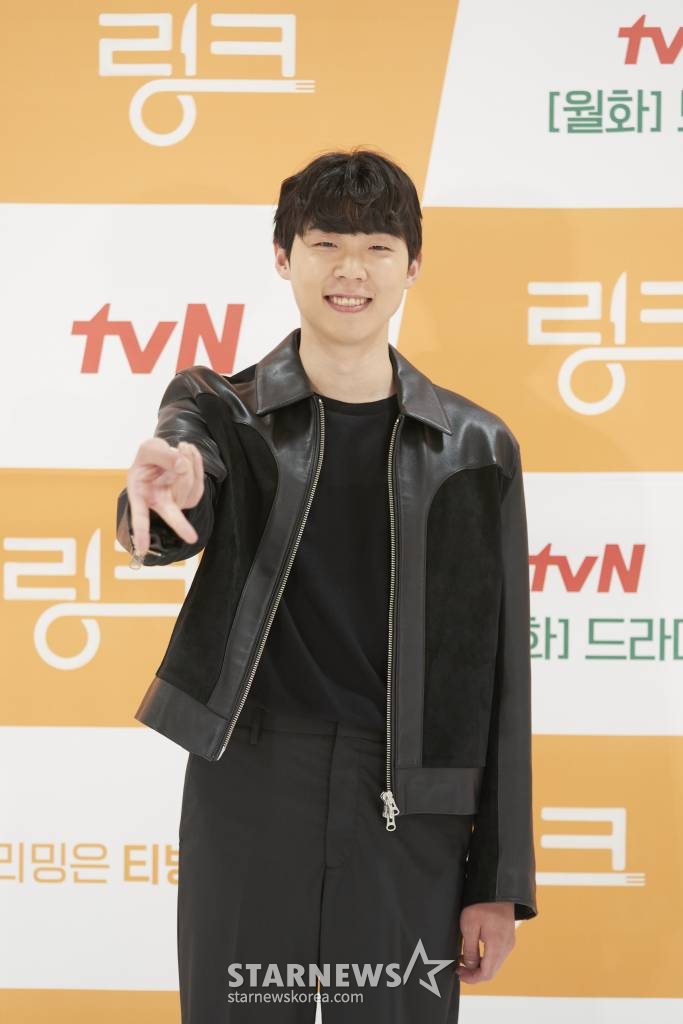 배우 송덕호가 2일 오후 온라인으로 진행된 tvN 월화드라마 '링크 : 먹고 사랑하라, 죽이게' 제작발표회에서 포즈를 취하고 있다. '링크 : 먹고 사랑하라, 죽이게'는 어느 날 갑자기 한 여자의 감정을 공유하게 된 남자가 그녀의 온갖 기쁨과 슬픔, 아픔을 함께 느끼며 벌어지는 감정 공유 판타지 멜로이자 휴먼 미스터리 드라마이다. 오는 6일 첫 방송. / 사진제공 = tvN 2022.06.02 /사진=김창현 기자 chmt@