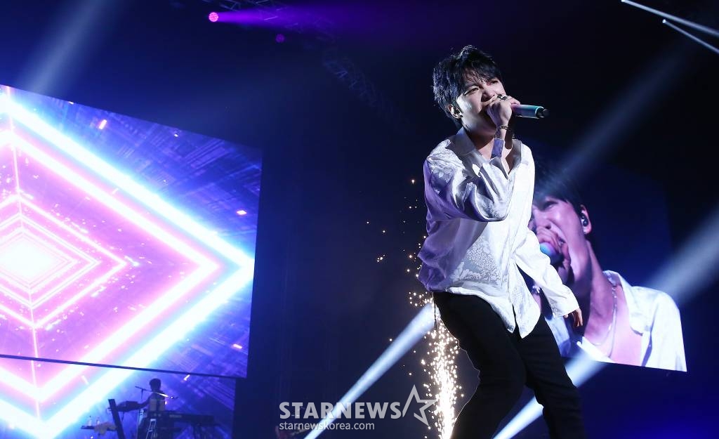 가수 겸 배우 김재중이 8일 오후 일본 요코하마 피아 아레나 MM에서 열린 스타뉴스 주최 '2023 Asia Artist Awards(2023 아시아 아티스트 어워즈, 이하 '2023 AAA') 비기닝 콘서트 '男神(남신)'에서 멋진 공연을 선보이고 있다. '2023 AAA' 비기닝 콘서트 男神'에 참석한 5인의 남신들인 김재중, 김선호, 황민현, 이준영, 김영대는 2시간 30분 동안 환상적인 무대들을 선보였다. 2023.07.08 /사진=김창현 기자 chmt@