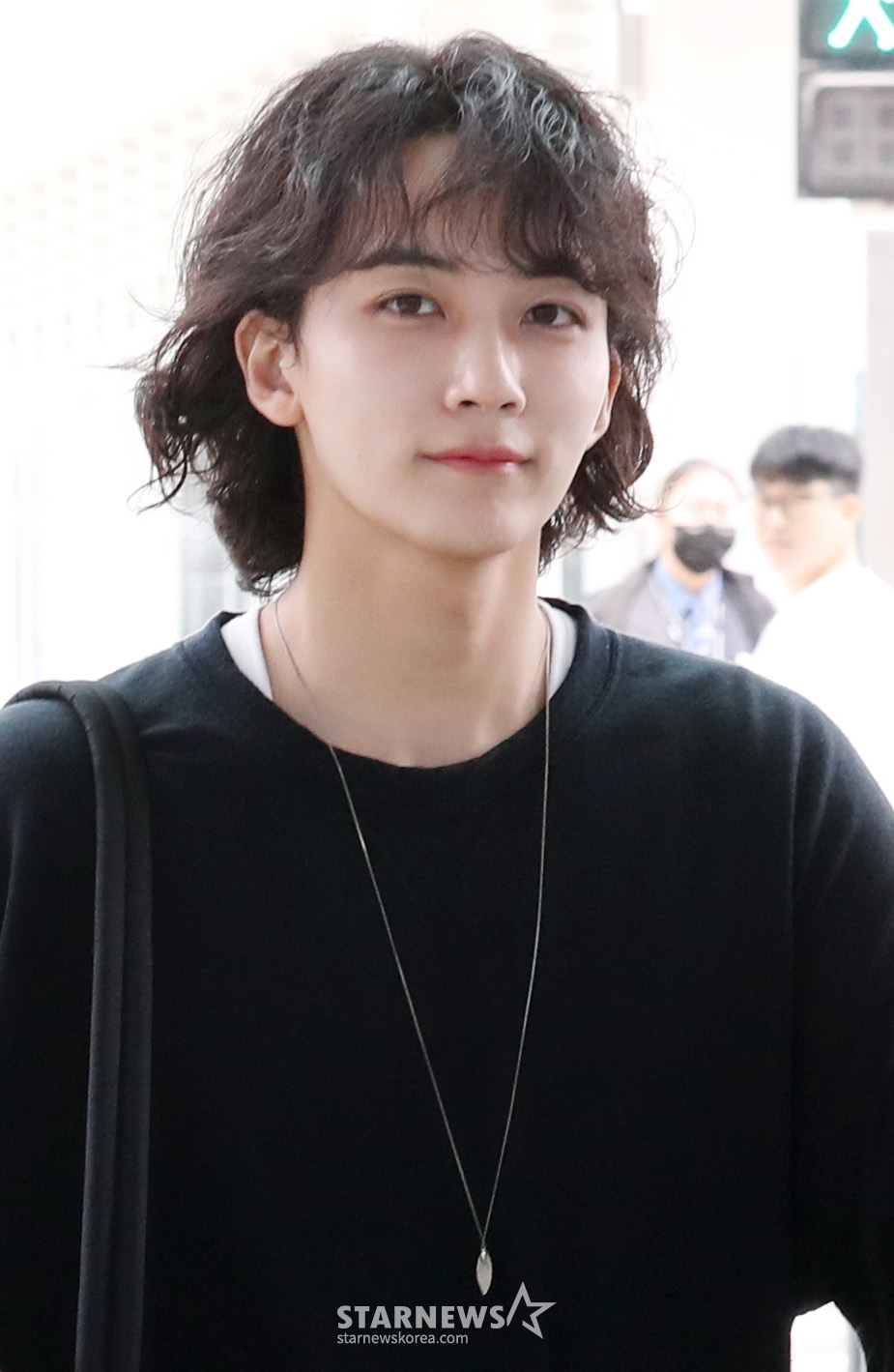 그룹 세븐틴 정한이 생로랑- Spring Summer 24 남성 패션쇼 참석 차 독일 베를린으로 11일 오전 인천국제공항을 통해 출국하고 있다. 2023.06.11 /사진=임성균 기자 tjdrbs23@