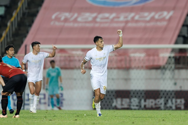 성남FC의 가브리엘(오른쪽). /사진=한국프로축구연맹 제공