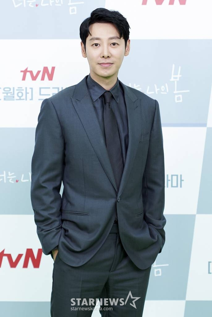배우 김동욱이 5일 오후 진행된 tvN '너는 나의 봄' 온라인 제작발표회에 참석해 포즈를 취하고 있다. '너는 나의 봄'은 저마다의 일곱 살을 가슴에 품은 채 '어른'이라는 이름으로 살아가는 이들이 살인사건이 일어난 건물에 모여 살게 되면서 시작되는 이야기를 담는다. / 사진제공 = tvN /사진=김창현 기자 chmt@