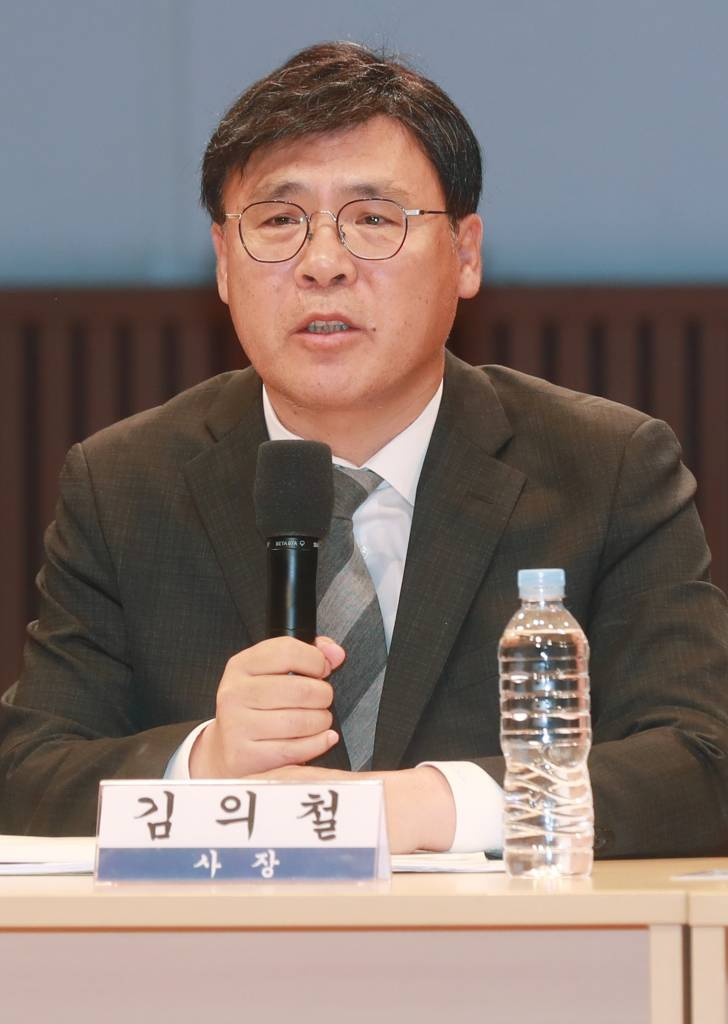 김의철 KBS 사장이 8일 오전 서울 여의도 KBS 아트홀에서 진행된 수신료 분리 징수 권고 관련 기자회견에서 KBS의 반대 입장과 대응 방안을 밝힌 뒤 질문에 답하고 있다. /2023.06.08 /사진=이동훈 기자 photoguy@