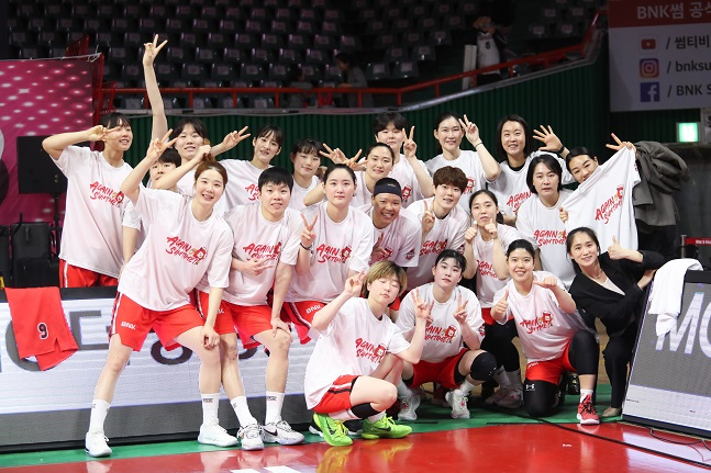BNK 선수단. /사진=WKBL