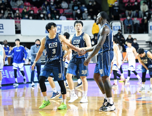 KCC 이지스 선수단. /사진=KBL 제공