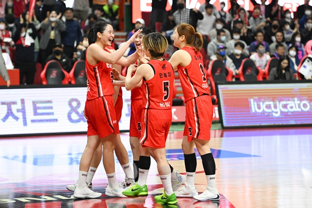 BNK 썸 선수단. /사진=WKBL 제공