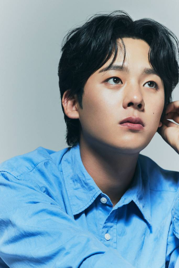 배우 이정하가 21일 오후 서울 종로구 삼청동의 한 카페에서 진행된 디즈니+ 오리지널 '무빙' 관련 인터뷰를 위해 포즈를 취하고 있다.  이정하는 극 중 부모에게 초능력을 물려받은 인물이지만 자신의 능력을 숨긴 채 평범하게 살아가려고 하는 봉석을 열연했다.  '무빙'은 동명의 원작을 바탕으로 둔 드라마로, 초능력을 숨긴 채 현재를 살아가는 아이들과, 과거의 아픈 비밀을 숨긴 채 살아온 부모들이 시대와 세대를 넘어 닥치는 거대한 위험에 함께 맞서는 초능력 액션 히어로물이다. / 사진제공 = 월트디즈니 컴퍼니 /사진=김창현