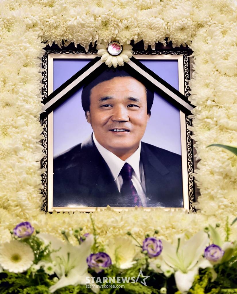 노환으로 세상을 떠난 원로 코미니언 故 남성남의 빈소가 31일 경기도 분당 차병원 장례식장에 마련돼 있다. 고인은 1970년대 고 남철과 콤비를 이뤄 '왔다리 갔다리' 춤 등으로 큰 인기를 끌었다. '웃으면 복이와요', '일요일 밤의 대행진' , '청춘 행진곡' 등에 출연했다. 2000년 제7회 대한민국 연예예술상 문화관광부 장관 표창, 2010년 제1회 대한민국예술상 국무총리 표창을 받았다. 사진=사진공동취재단 /사진=사진공동취재단