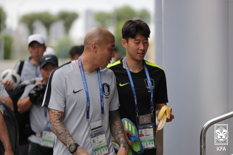 차두리(왼쪽) 코치와 손흥민. /사진=대한축구협회 제공