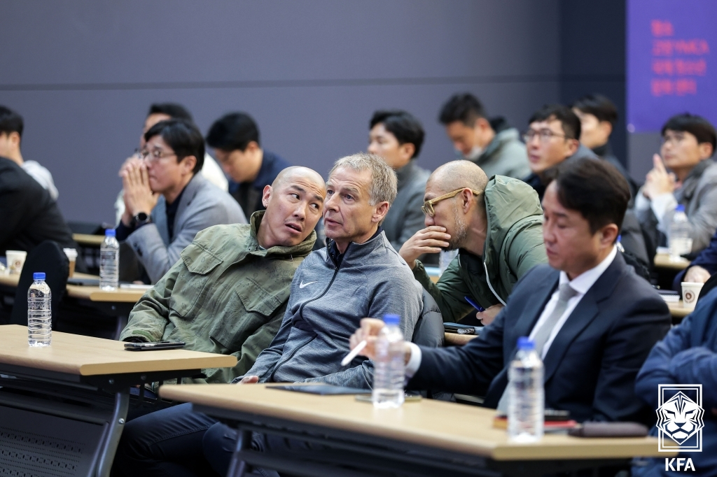 차두리(왼쪽에서 두 번째) 코치와 마이클 김(오른쪽에서 두 번째)가 대화를 나누고 있다. /사진=대한축구협회 제공