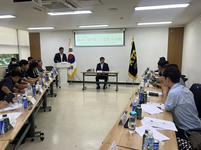 정희균 대한테니스협회장(가운데)이 참석한 가운데 대한테니스협회가 이사회를 열고 있다. /사진=대한테니스협회 제공