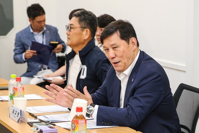 허구연 KBO 총재(맨 오른쪽)가 지난달 31일 서울 잠실야구장에서 열린 서울시의회와 간담회에 참석했다. /사진=KBO 제공