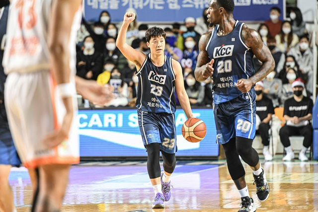 경기에 집중하는 허웅(가운데). /사진=KBL 제공