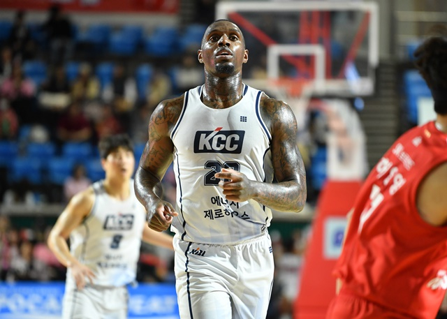 라건아(가운데). /사진=KBL 제공