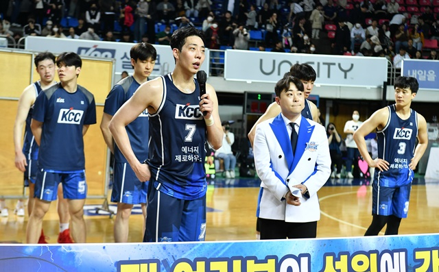 팬들에게 인사하는 정창영(가운데). /사진=KBL 제공