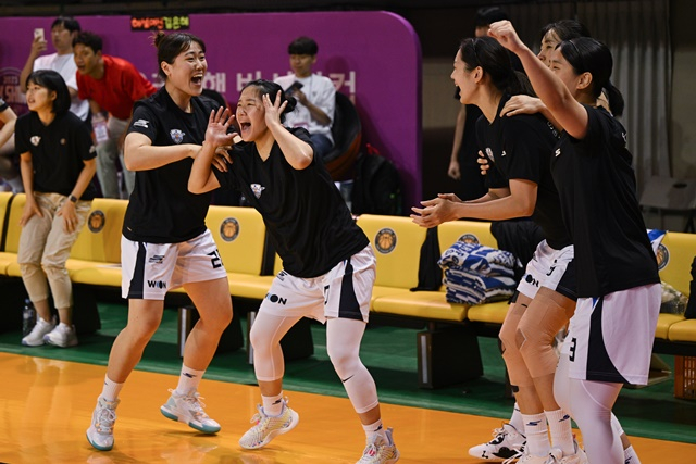 기뻐하는 우리은행 벤치. /사진=WKBL 제공