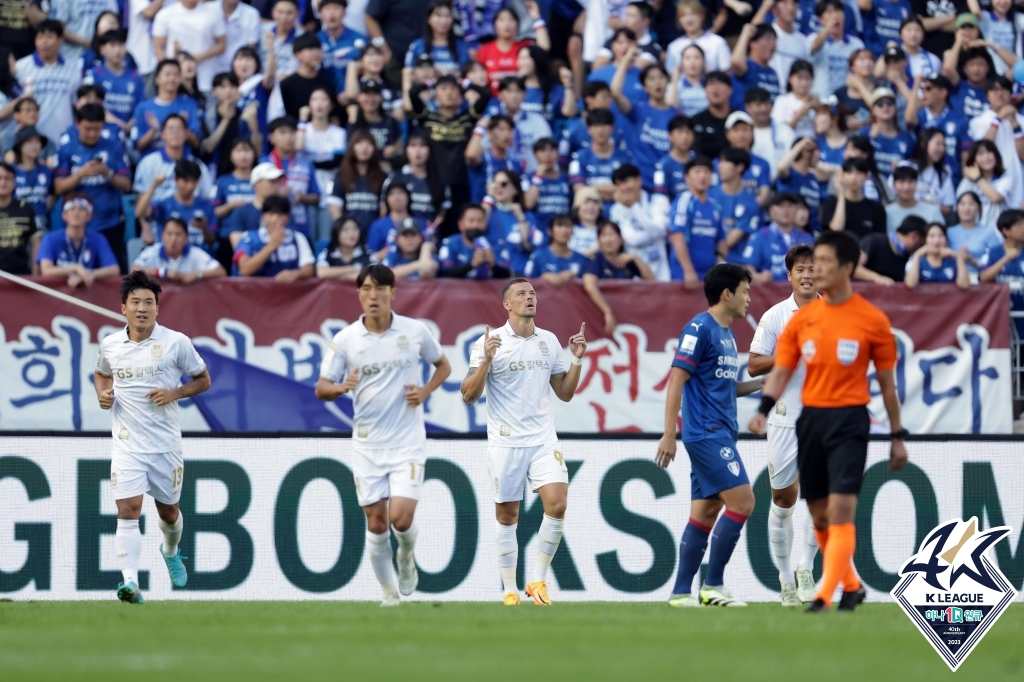 득점 후 세리머니하는 일류첸코(가운데). /사진=한국프로축구연맹