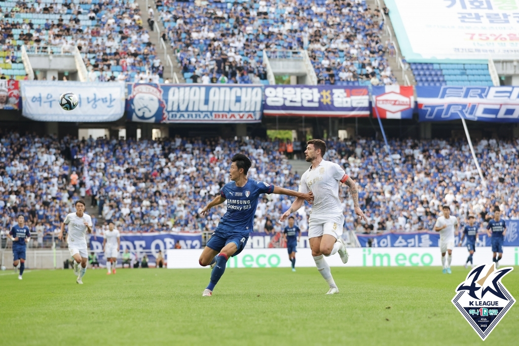 안병준(왼쪽)과 오스마르. /사진=한국프로축구연맹