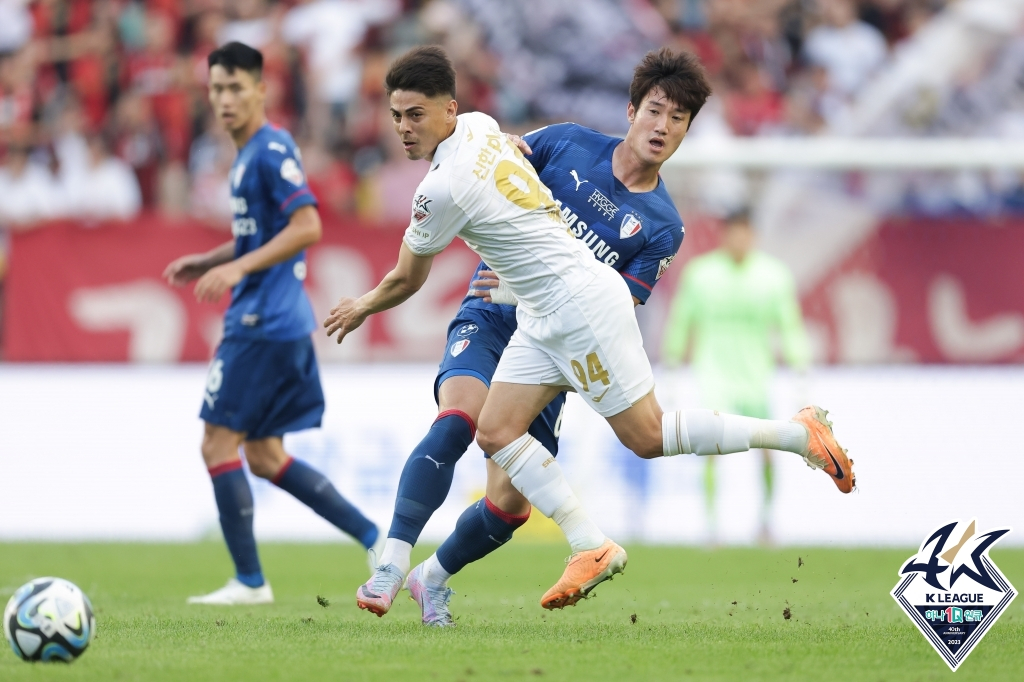 윌리안과 김주원. /사진=한국프로축구연맹