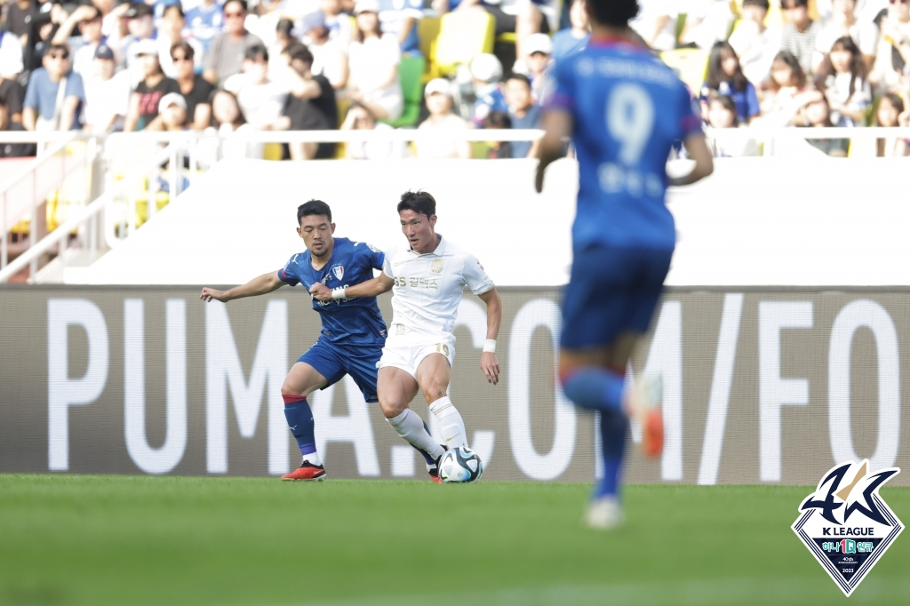 이기제(왼쪽)와 김경민. /사진=한국프로축구연맹