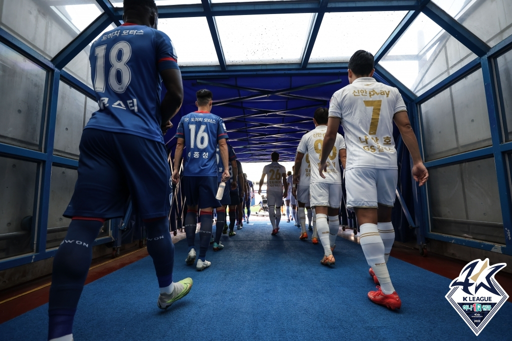 경기장에 들어서는 FC서울과 수원 삼성 /사진=한국프로축구연맹