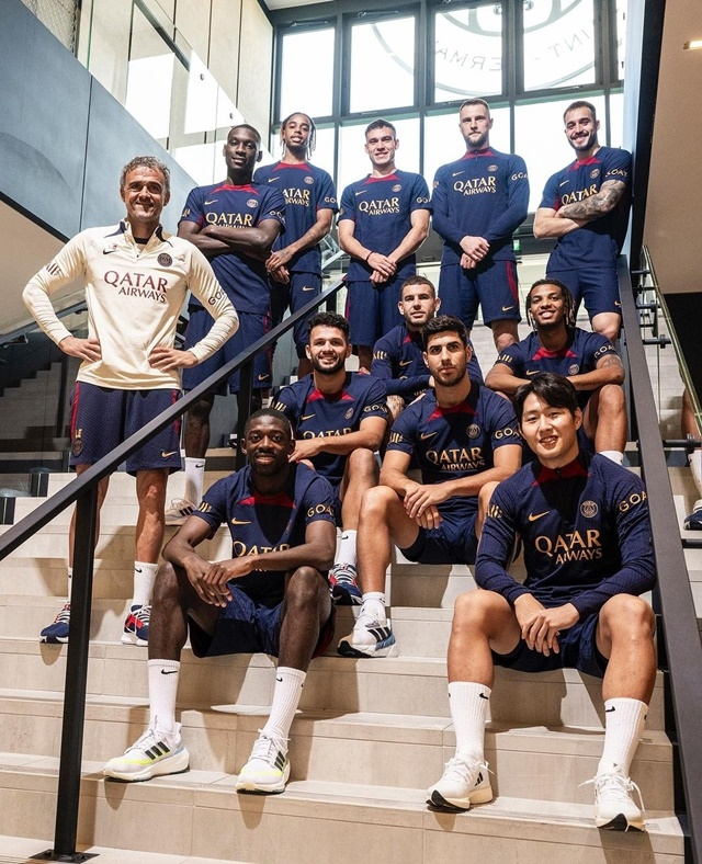 파리 생제르맹 이적생들 단체샷. 이강인(맨 밑 줄 오른쪽)도 포즈를 취하고 있다. /사진=PSG SNS