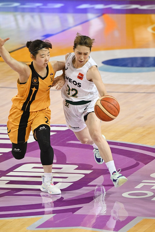 수비에 집중하는 허예은(왼쪽). /사진=WKBL 제공