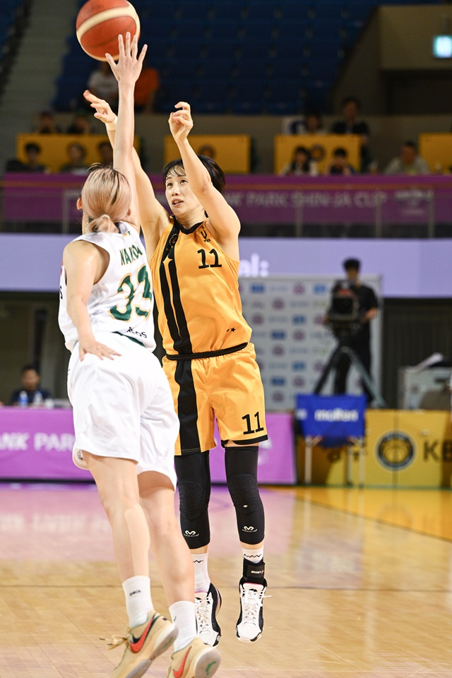 3점슛을 던지는 KB 강이슬(오른쪽). /사진=WKBL 제공