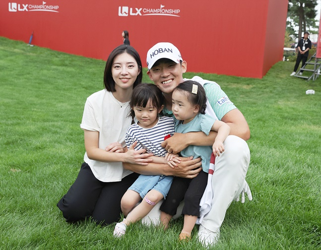 우승 후 가족과 기념촬영을 하고 있는 김비오(위, 왼쪽에서 2번째). /사진=KPGA