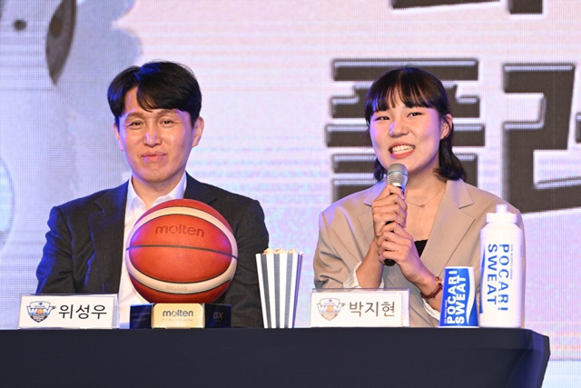 위성우 감독(왼쪽)과 박지현. /사진=WKBL 제공