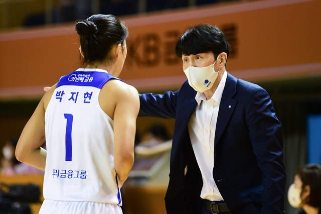 박지현과 위성우 감독(오른쪽). /사진=WKBL 제공
