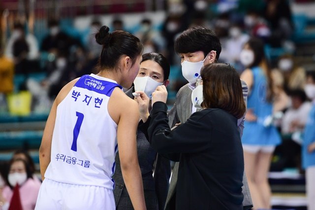 박지현(맨 왼쪽)과 위성우 감독. /사진=WKBL 제공