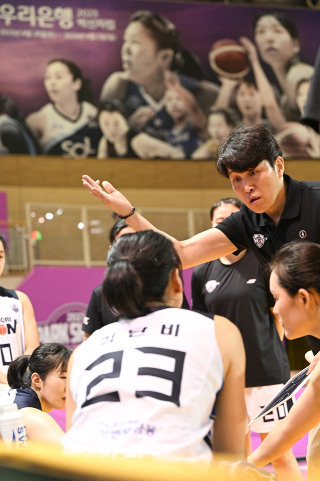 김단비(등번호 23번)와 위성우 감독. /사진=WKBL 제공