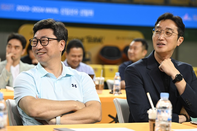 4일 열린 WKBL 신인 드래프트 지명순번 추첨식에 참석한 하나원큐 김도완 감독(왼쪽). /사진=WKBL