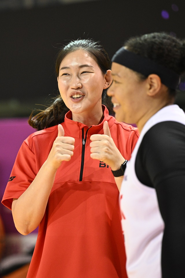 박정은 BNK 감독(왼쪽)과 김한별. /사진=WKBL 제공