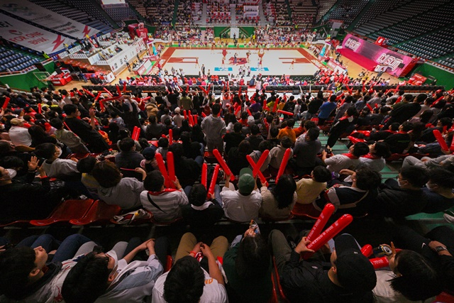 뜨거운 사직체육관 열기. /사진=WKBL 제공