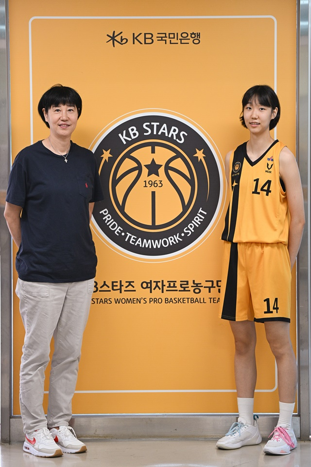 고현지(오른쪽)와 그의 어머니이자 여자농구 레전드 조문주가 포즈를 취하고 있다. /사진=WKBL 제공