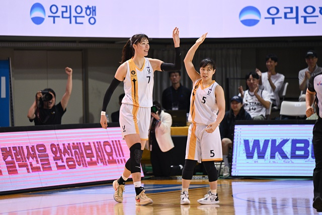 박지수(왼쪽)와 심성영. /사진=WKBL 제공