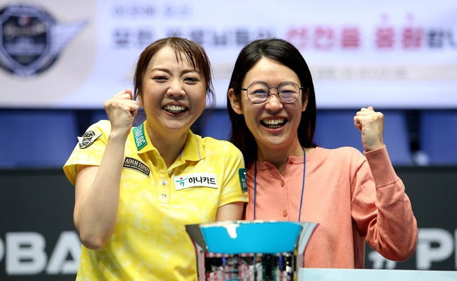 사카이(왼쪽)가 일본 출신 동료 히다 오리에와 기념 촬영을 하고 있다. /사진=PBA 투어
