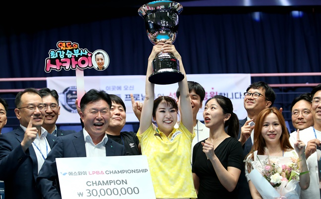 사카이(가운데)가 소속팀 하나카드 관계자, 동료들과 함께 기념촬영을 하고 있다. /사진=PBA 투어