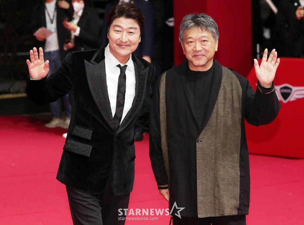 배우 송강호, 고레에다 히로카즈 감독이 5일 오후 부산 해운대구 영화의 전당에서 열린 제27회 부산국제영화제 개막식에 참석해 레드카펫을 밟고 있다. 제27회 부산국제영화제는 5일부터 14일까지 영화의전당 일대에서 개최된다. 코로나바이러스감염증-19(COVID-19)와 함께 많은 우여곡절을 겪은 부산국제영화제는 올해 비로소 팬데믹 이전 영화제의 모습으로 돌아온다. 현행 방역 지침을 준수하면서, 사회적 거리두기 없이 좌석의 100% 사용하는 정상적인 영화제를 연다. 2022.10.05 /사진=김창현 기자 chmt@