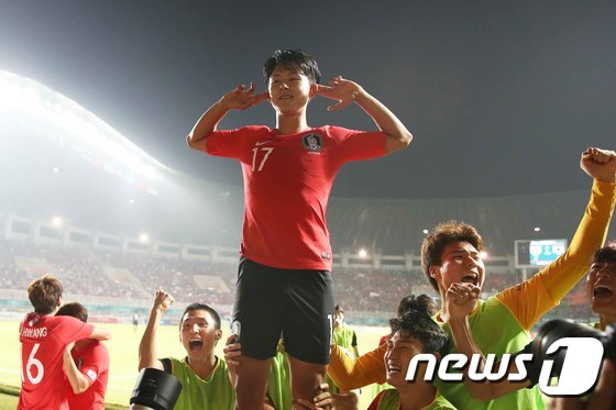 이승우(가운데)가 지난 2018년 9월 1일(한국시간) 인도네시아 보고르 파칸사리 스타디움에서 열린 '2018 자카르타-팔렘방 아시안게임' 남자축구 한국과 일본의 결승전에서 연장 전반 선제골을 넣고 세리머니를 하고 있다. /사진=뉴스1