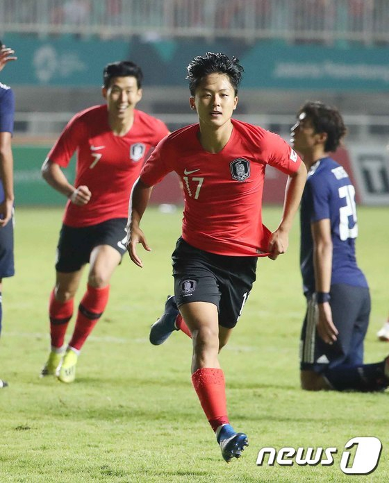이승우(가운데)가 '2018 자카르타-팔렘방 아시안게임' 남자축구 한국과 일본의 결승전에서 선제골을 터트린 뒤 골 세리머니를 하러 달려가고 있다. /사진=뉴스1