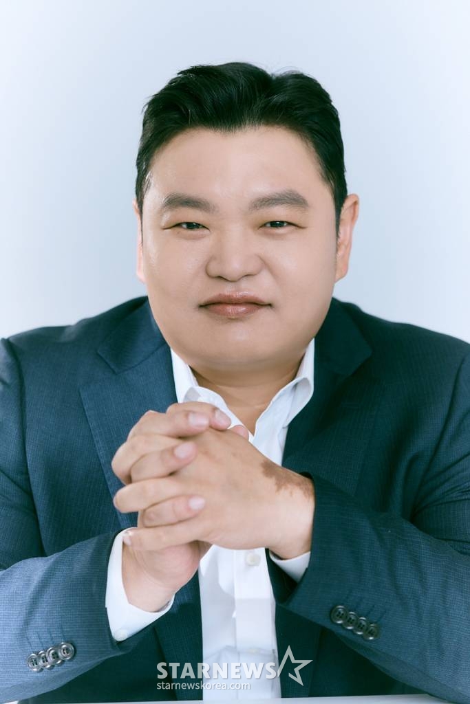 배우 고규필이 2일 오후 서울 강남구 한 카페에서 진행된 영화 '범죄도시3' 관련 인터뷰를 위해 포즈를 취하고 있다. 고규필은 극 중 마석도(마동석 분)가 범죄자를 소탕하는 과정 속 반강제적인 조력자 초롱이를 열연했다. / 사진제공 = 빅보스엔터테인먼트 /사진=김창현 기자 chmt@