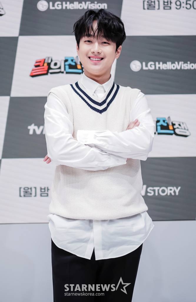 가수 이찬원이 8일 오전 온라인으로 짆애된 LG헬로비전, tvN STORY 예능 '칼의 전쟁' 제작발표회에 참석해 포즈를 취하고 있다. '칼의 전쟁'은 대한민국 팔도 대표 명인들이 각 지역의 명예를 걸고 향토 음식과 식재료를 소개하기 위해 대결을 펼치는 프로그램이다. / 사진제공 = CJ ENM /사진=김창현 기자 chmt@