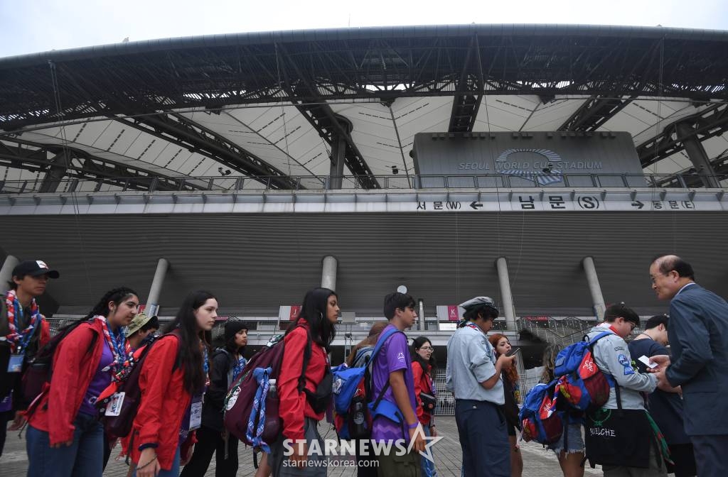 2023 새만금 세계스카우트잼버리에 참가한 스카우트 대원들이 폐영식과 K팝 슈퍼 라이브 콘서트에 참석하기 위해 11일 오후 서울 마포구 서울월드컵경기장으로 향하고 있다. /사진=머니S 장동규 기자